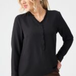 Bluzka z falbanką na dekolcie czarna