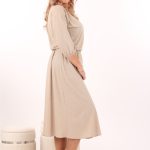 bezowa-blyszczaca-sukienka-z-rozcieciem (5)