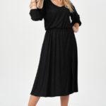 Czarna brokatowa sukienka plus size długa z rozcięciem 44–52