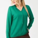 Bluzka z falbanką na dekolcie zielona