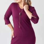 Sukienka-z-dekoltem-PLUS-SIZE-fioletowa (1)