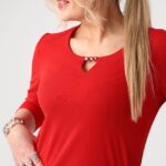 czerwona-sukienka-z-ozdobnym-dekoltem (1)