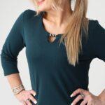 sukienka-z-ozdobnym-dekoltem-butelkowa-zielen (1)