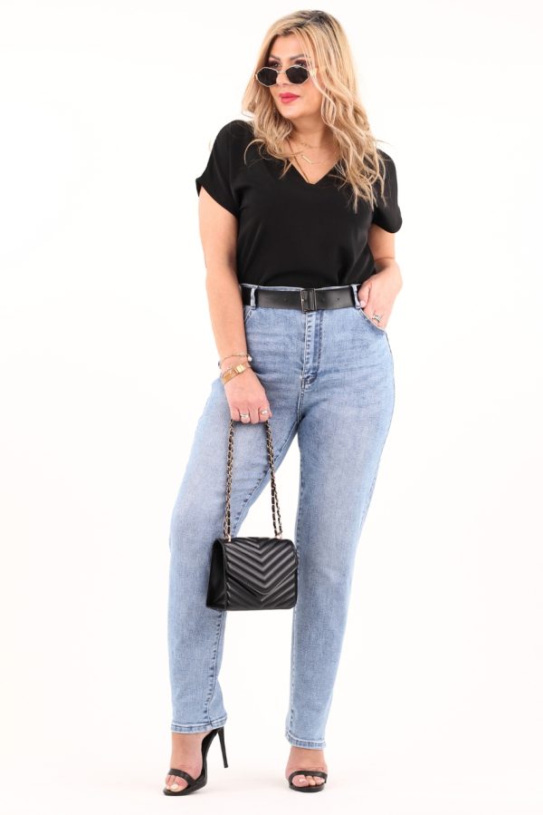 Jasnoniebieskie jeansy z wysokim stanem mom fit