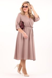 Beżowa sukienka kopertowa rozkloszowana