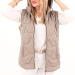 Bezrękawnik pikowany z kapturem beżowy plus size