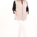 bezrekawnik-pikowany-z-kapturem-jasny-bezowy (5)