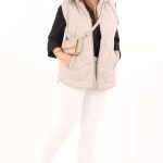 bezrekawnik-pikowany-z-kapturem-jasny-bezowy (8)