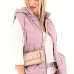 Bezrękawnik pikowany z kapturem różowy plus size