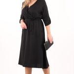 Czarna sukienka kopertowa rozkloszowana