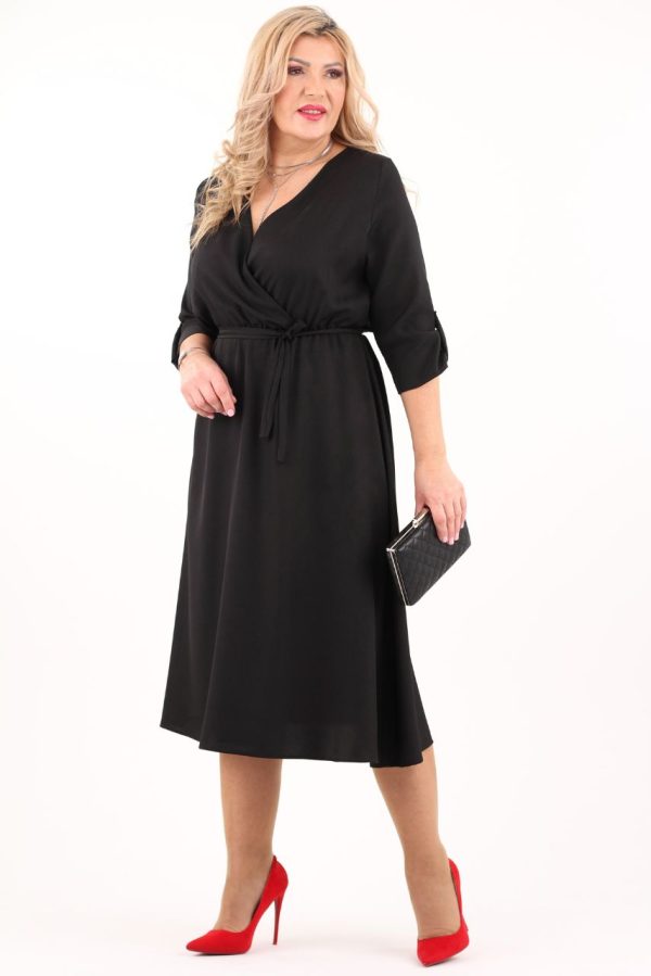 Czarna sukienka kopertowa rozkloszowana