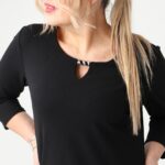 czarna-sukienka-z-ozdobnym-dekoltem (1)