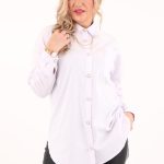 biała koszula z łańcuszkiem