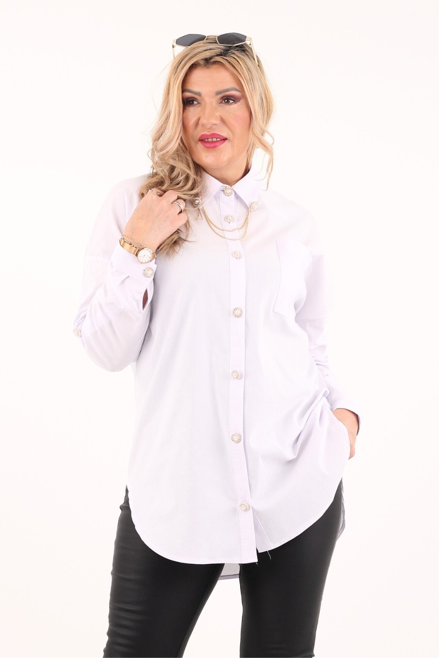 biała koszula z łańcuszkiem