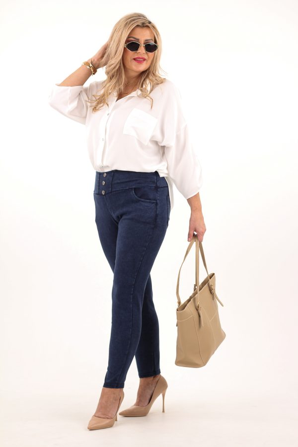 Granatowe jeansowe spodnie z ozdobnymi guzikami