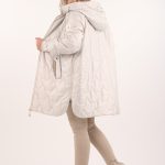 perłowa kurtka z zamkami po bokach