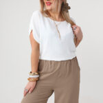 Biała gładka bluzka plus size z krótkim rękawem 44-52 (1)