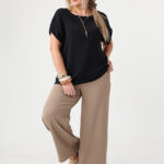 Czarna gładka bluzka plus size z krótkim rękawem 44-52 (5)