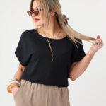 Czarna gładka bluzka plus size z krótkim rękawem 44-52 (7)