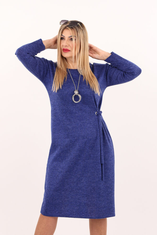 Sukienka na co dzień plus size chabrowa – moda dla puszystych