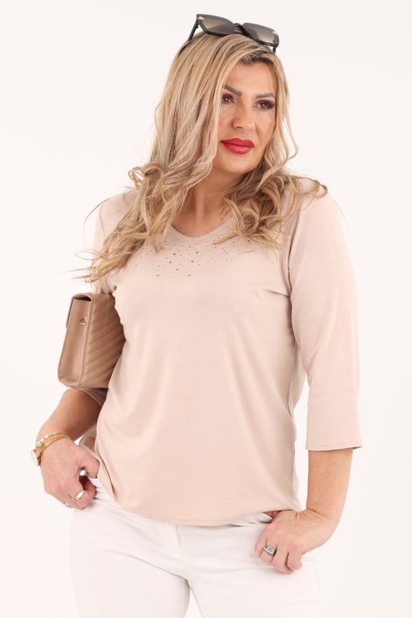 Beżowa bluzka ze zdobieniem na dekolcie