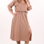 Beżowa sukienka z paskiem i rozcięciem