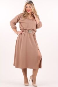 Beżowa sukienka z paskiem i rozcięciem