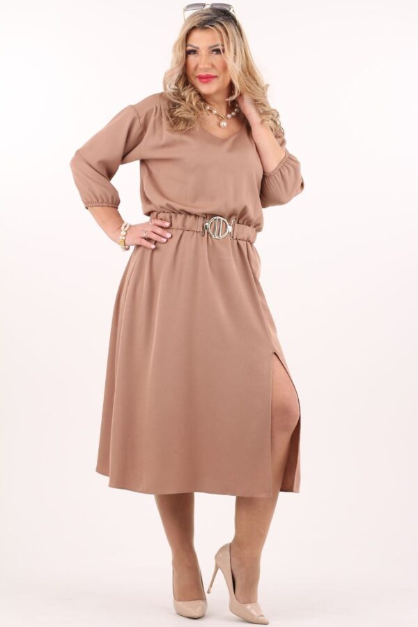 Beżowa sukienka z paskiem i rozcięciem