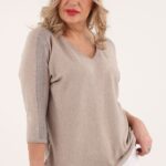 Beżowy sweter ze srebrną nitką