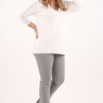 bialy-sweter-ze-srebrna-nitka (1)