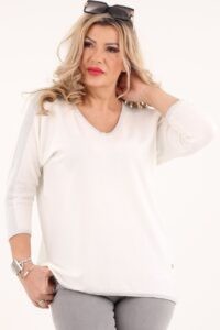 Biały sweter ze srebrną nitką