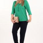bluzka-z-falbanka-przy-dekolcie-zielona-rekaw-3-4 (9)