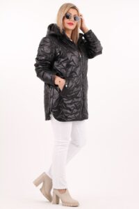 Czarna pikowana kurtka z zamkami po bokach