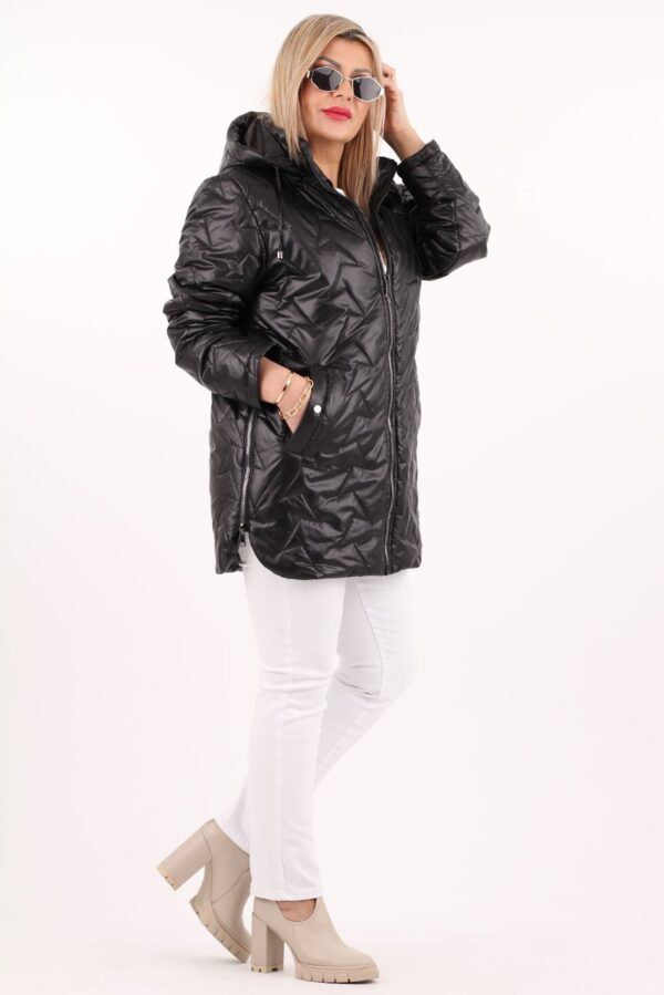 Czarna pikowana kurtka z zamkami po bokach