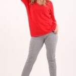 czerwony-sweter-ze-srebrna-nitka (2)