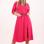 Różowa sukienka z paskiem i rozcięciem