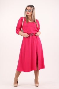 Różowa sukienka z paskiem i rozcięciem