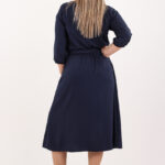 granatowa-sukienka-z-paskiem-i-rozcieciem (3)