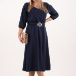 granatowa-sukienka-z-paskiem-i-rozcieciem (7)