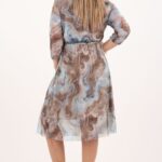 kopertowa-sukienka-z-siatki-brazowo-niebieska-z-paskiem (3)