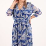 kopertowa-sukienka-z-siatki-niebiesko-bezowa-z-paskiem (1)