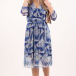 kopertowa-sukienka-z-siatki-niebiesko-bezowa-z-paskiem (10)