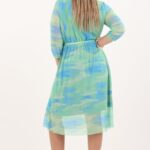 kopertowa-sukienka-z-siatki-niebiesko-zielona-z-paskiem (2)