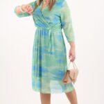 kopertowa-sukienka-z-siatki-niebiesko-zielona-z-paskiem (3)