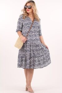Kwiecista sukienka z falbanami granatowo-biała