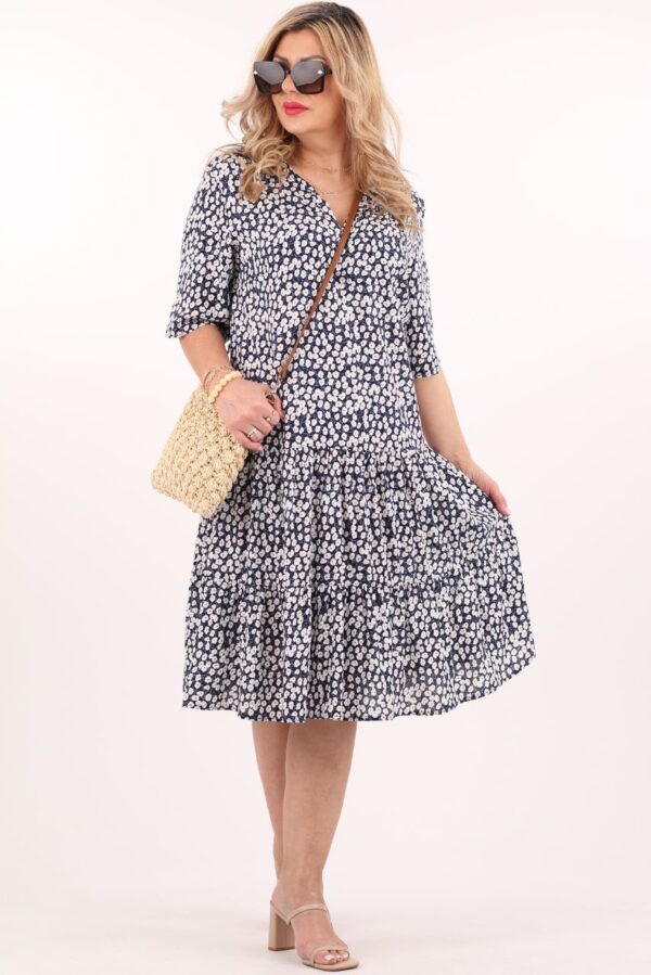 Kwiecista sukienka z falbanami granatowo-biała