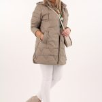 lekka-kurtka-pikowana-damska-z-kapturem-bezowa (12)