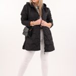 Lekka kurtka pikowana damska z kapturem czarna