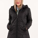 lekka-kurtka-pikowana-damska-z-kapturem-czarna (6)