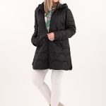 lekka-kurtka-pikowana-damska-z-kapturem-czarna (7)